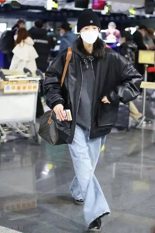 2023年2月21日,北京,刘雯机场街拍.