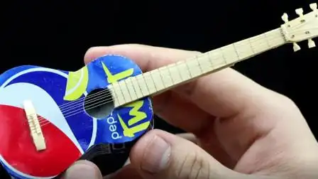 牛人神奇想法,用易拉罐制作吉他,随手一波声音太好听了吧
