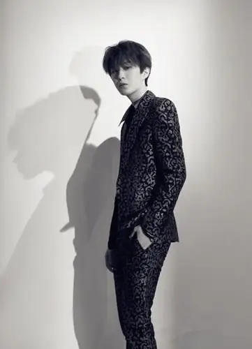 范丞丞橘色军工装,pk时尚刊拍照,一个温暖可爱,一个沉稳帅气