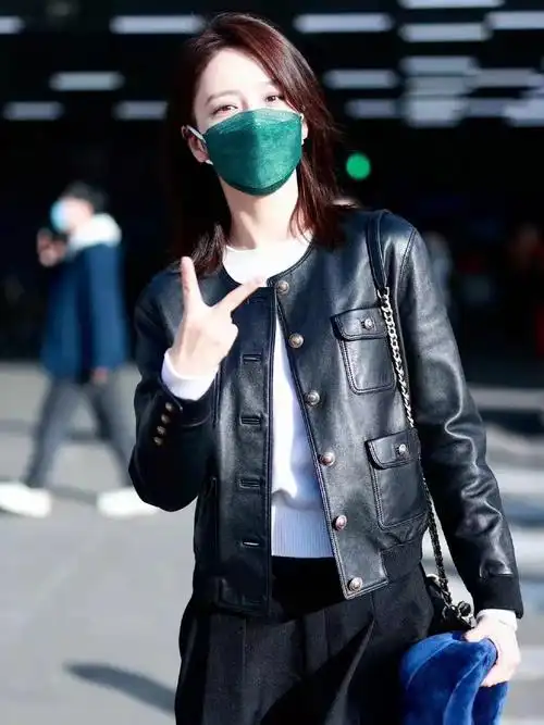 佟丽娅穿机车皮夹克配阔腿裤随性与甜酷兼具简直教科书级穿搭