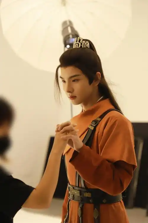 郑繁星潇洒佳人淡淡妆