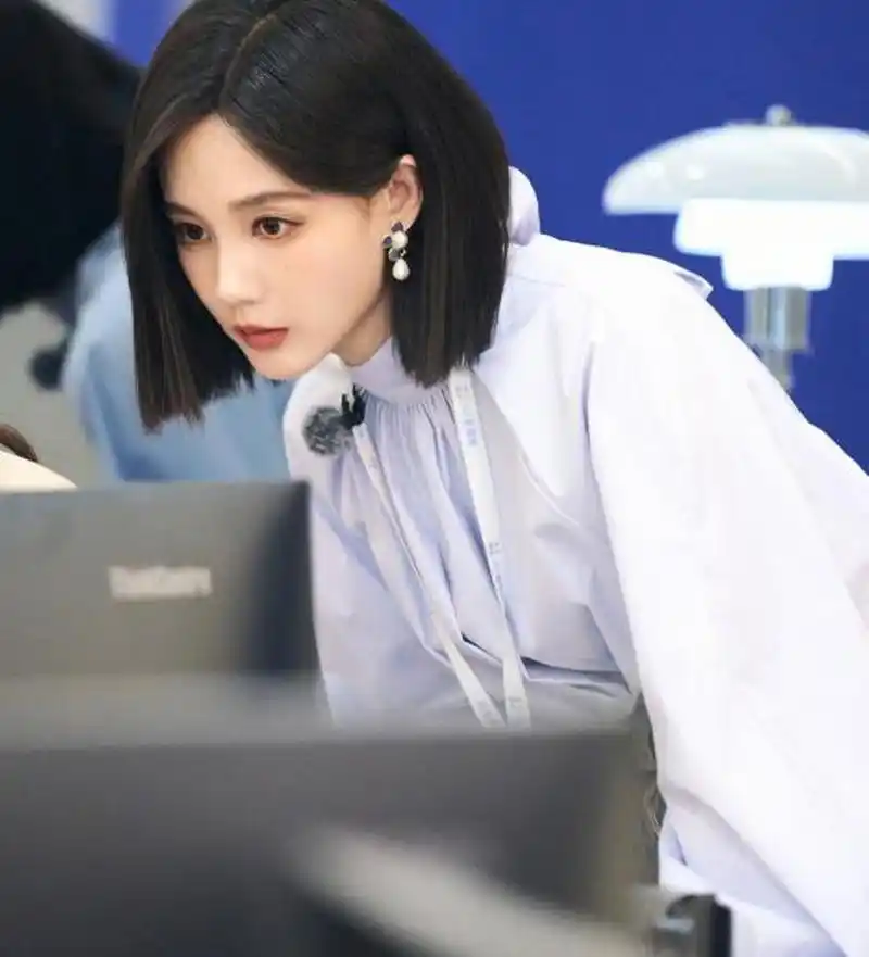 李一桐把光着的脚放在飞机座椅上被网友骂了,内娱现状就是女明星一点