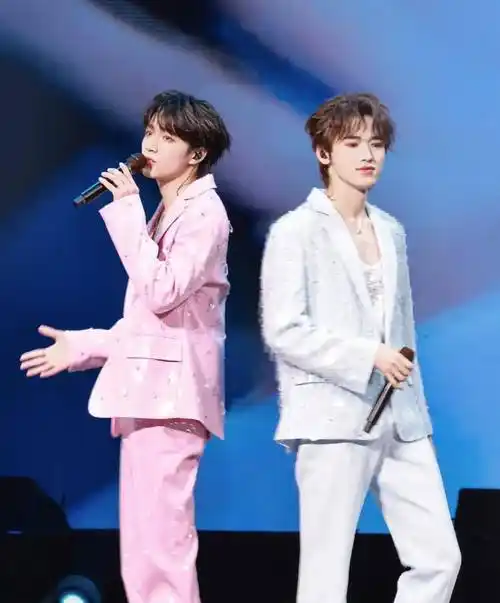 接下来是舞台.时代少年集团主要宣传势祺鑫,文轩和翔霖.