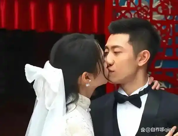 关晓彤张一山《曾少年》剧照曝光,甜蜜亲吻,网友热议:鹿晗吃醋