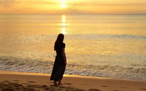 的女孩悲伤和孤独的黑人女孩感觉孤单一个孤独的小女孩在窗边的室内