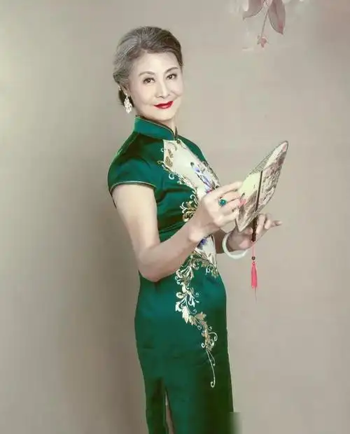 女人要优雅老去祖孙三代婚礼上同穿旗袍白发外婆比新娘更抢镜