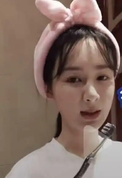 杨紫在家卸妆洗脸,镜头中却意外出现"断层下巴",开美颜都救不了