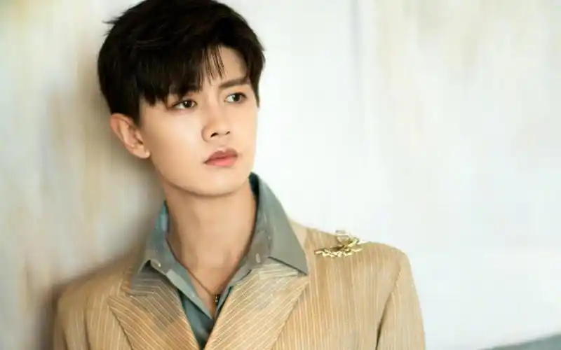 任嘉伦星星贴纸时尚中国风套装迷人写真,高清壁纸图片,大陆明星-回车