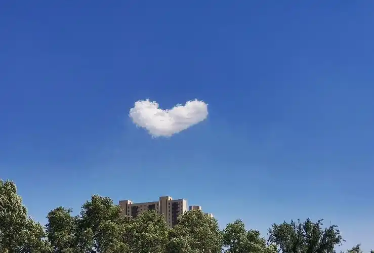 你看连天边的云都是爱心的形状