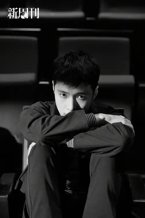 张艺兴黑白大片释出 清冷光影勾勒精致五官