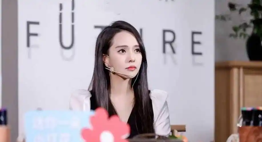 伊能静也太会保养了穿拼接西装裙端庄优雅哪像53岁