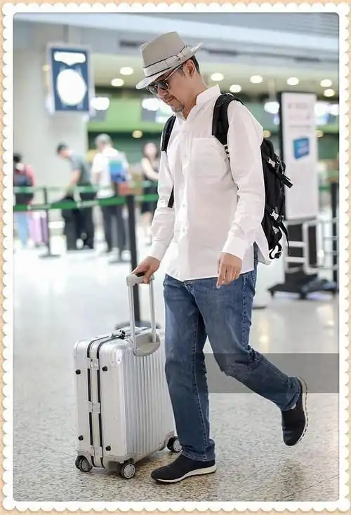 看了张嘉译机场照再看看张国立才知道保养与不保养差距有多大