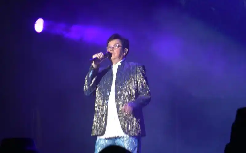 谭咏麟经典传奇演唱会上海站 一排饭拍1080p 也曾相识