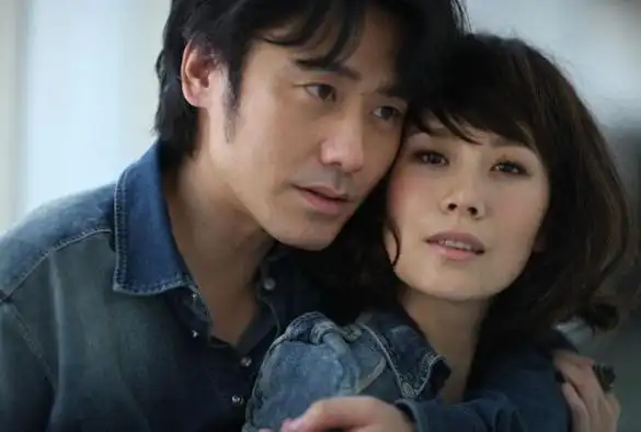 吴秀波妻子探班秀恩爱潮叔妻子身材高挑气质佳