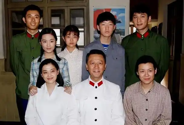 电视剧《父母爱情》是一部经典的年代爱情剧,它通过家庭,爱情和人性的