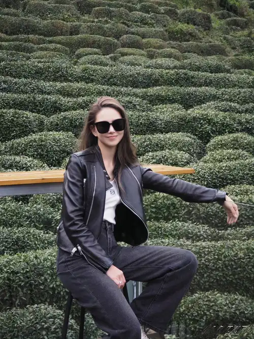 你能想象这是9年生过三胎的昆凌吗?这身材管理相当丝滑,让人羡慕不已