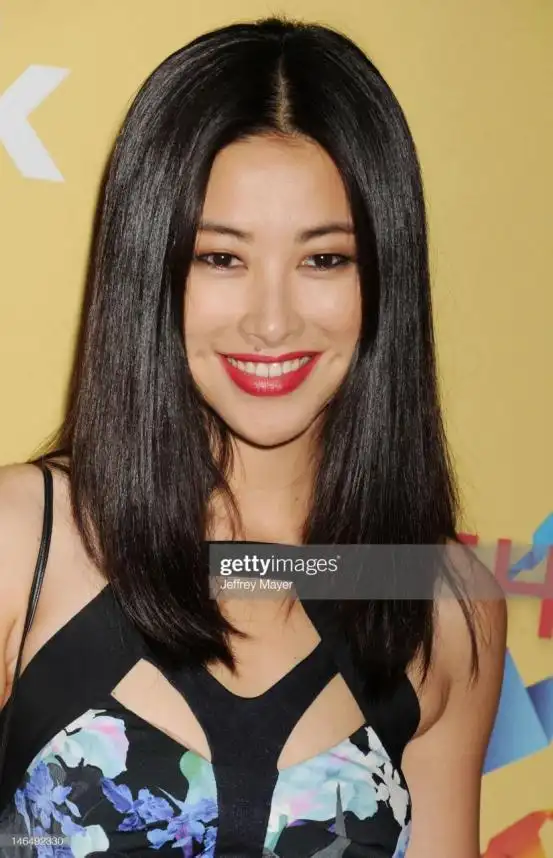 看完朱珠的旧照才明白,美人就算有"媒婆痣",也依旧是美人!