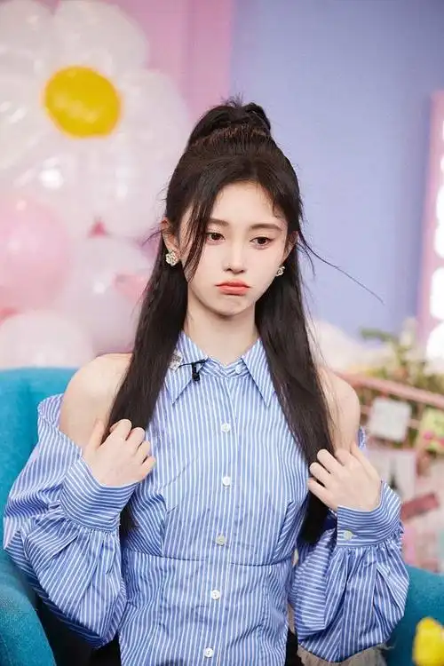 鞠婧祎发布直播美图俏脸嘟嘴穿条纹衫高扎马尾青春元气