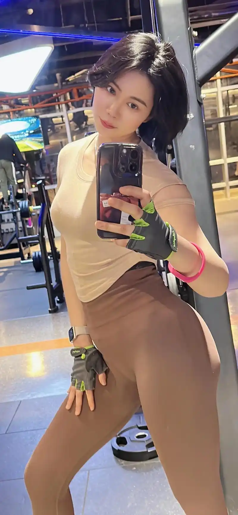 爱健身的小姐姐 #微胖女生 #撸铁女孩 #蜜桃臀 #健身穿 - 抖音