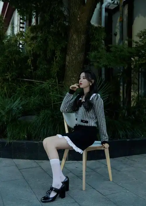 杨超越双丸子头鬼马精灵,粉色公主裙萌出天际,长筒袜上镶珍珠