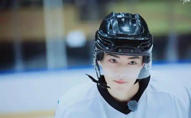 他在节目中穿着7号冰球运动服,帅气依旧.肖战冰球造型撞脸木村拓哉
