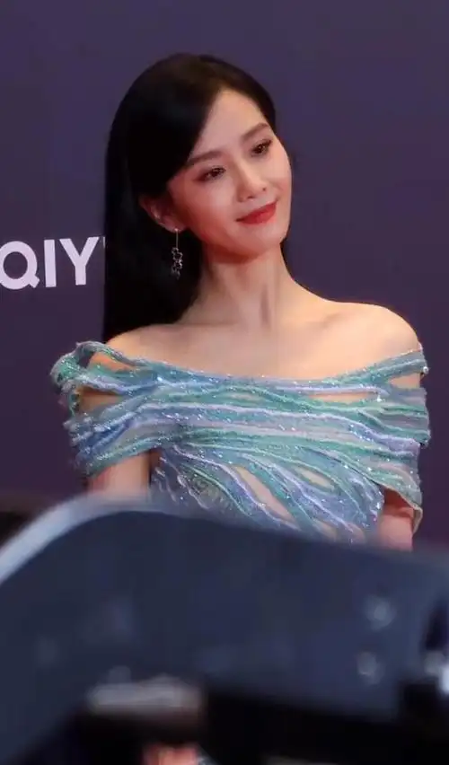 澳门这一夜被笑不露齿的刘诗诗惊艳从不穿暴露礼服却艳压群芳