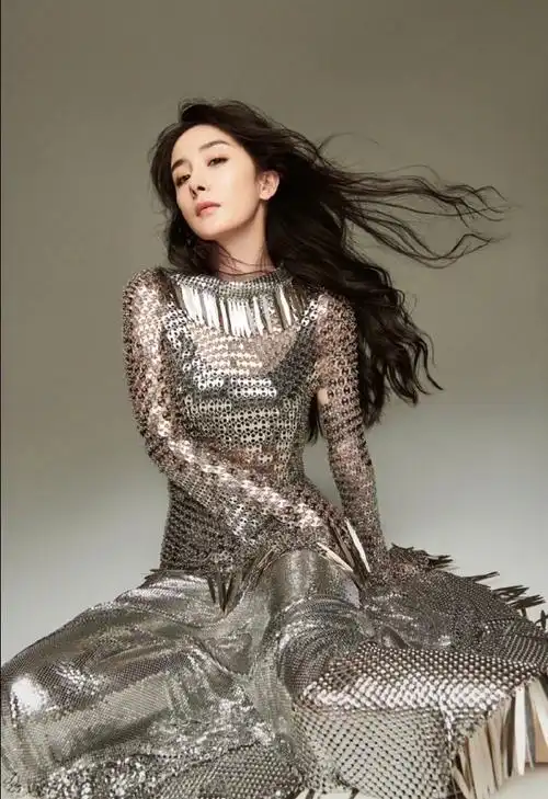 feng面故事#杨幂超话登上《时尚芭莎》电子刊 mini bazaar 十月号