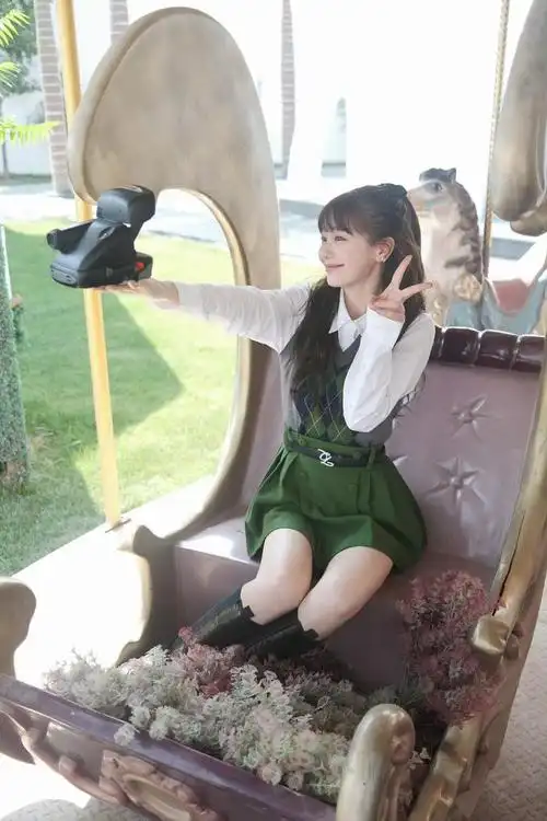 徐梦洁库存照!甜美可爱的学院风穿搭,治愈笑容元气满满__财经头条