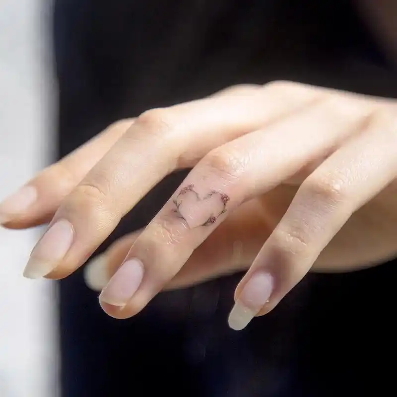 手指上的小花纹身7815 超级小的纹身,女生手指纹身图案,手指爱心