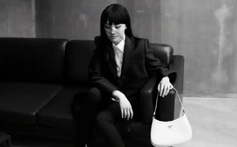 郑爽一身黑色西装太飒了,酷酷的爽姐