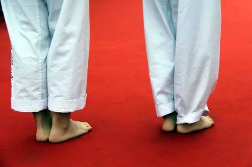 光脚练跆拳道的孩子台上表演的像模像样教练是世界冠军