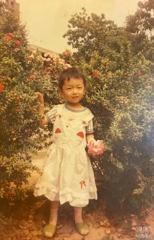 周冬雨小时候的样子跟如今还真的没什么差别,特别是眼睛,小小的眼睛中