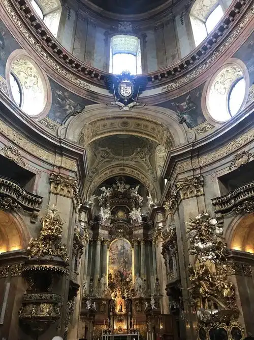 式的史蒂芬大教堂不同,这座教堂是巴洛克风格,教堂非常有历史感,内部