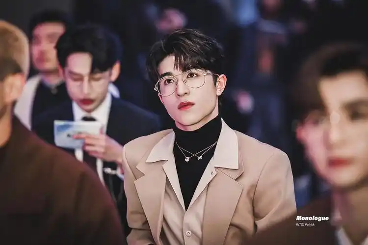 尹浩宇红毯上班图更新内场图