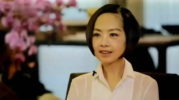 向华强正在接受采访,向太不顾镜头拍着,用手去托他下巴太宠溺