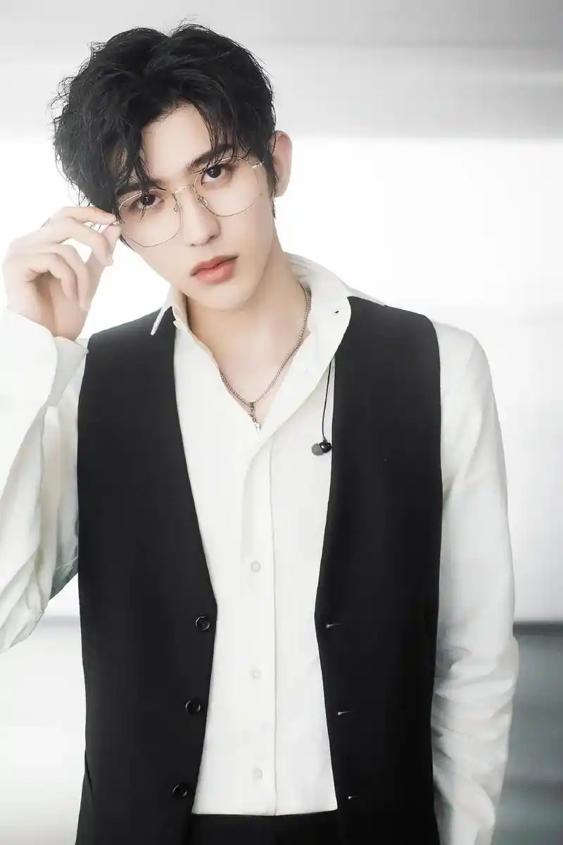 蔡徐坤壁纸第100期:你笑起来的样子,让我的内心也在跟着笑_手机搜狐网