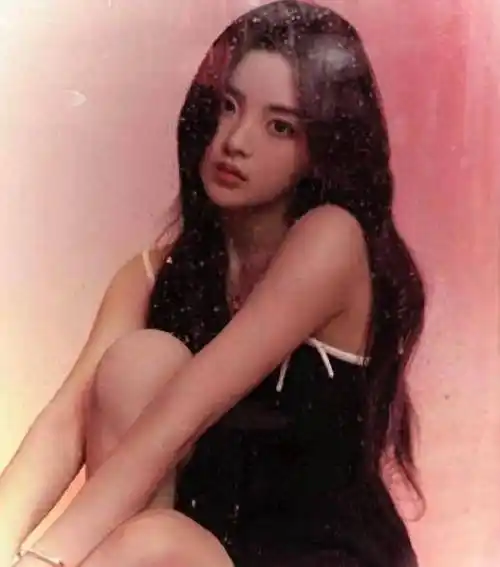 67杨超越穿吊带黑裙展现事业线!