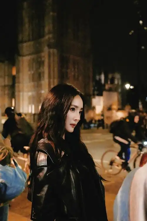 杨幂卡其色穿搭