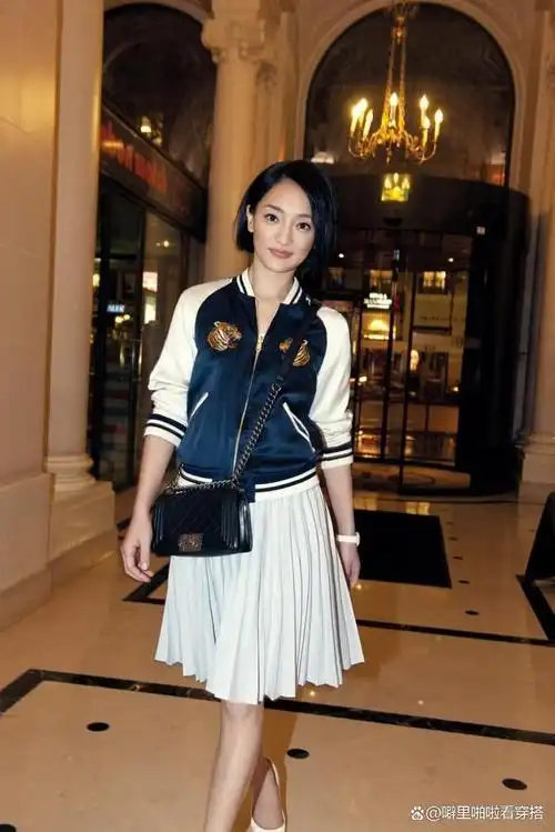周迅的私服穿搭简单又高级,羊羔毛外套配半身裙,你照着穿也时髦
