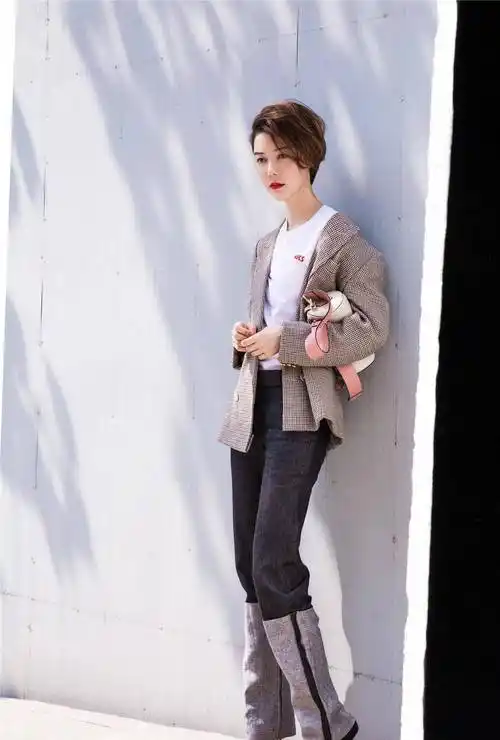 车晓终于穿旗袍了天蓝色旗袍连衣裙配波波头古典气质惊艳