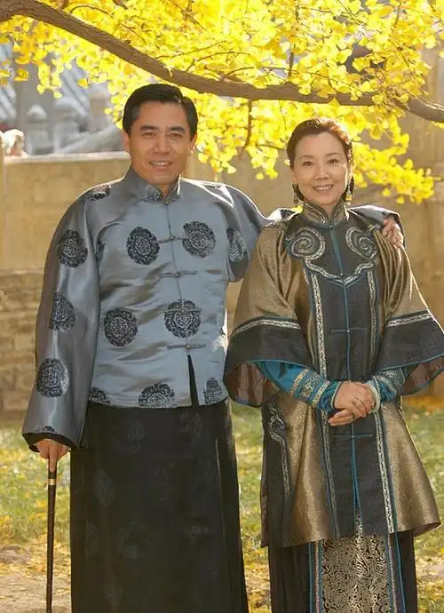 演员陈宝国:娶同学赵奎娥,结婚40年宠妻如宝,成年儿子