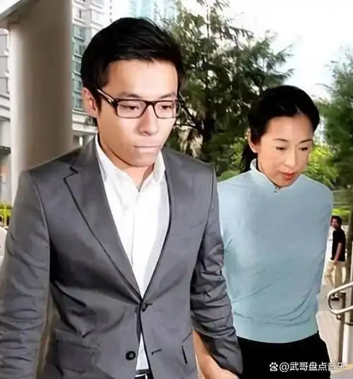 霍启刚两人罕见同框霍启山40多岁因长得帅成为贵妇们的宠儿