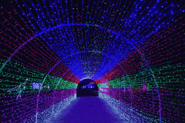 除了诚意足够,戒指够闪以外 星星点点彩灯构成的时光隧道 体验一把"