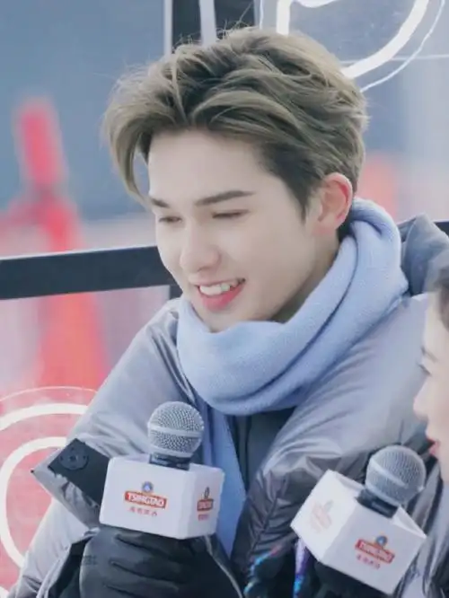 小朱你笑起来真好看啊!