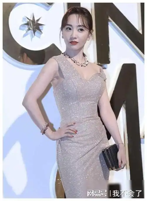 身高不足身材凑杨蓉丰满身材成最犀利武器