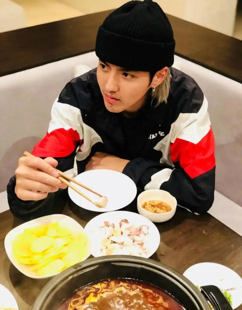 gif创作人# 做饭给妈妈吃的吴亦凡,戴着围裙切菜炒菜还挺大厨的感觉