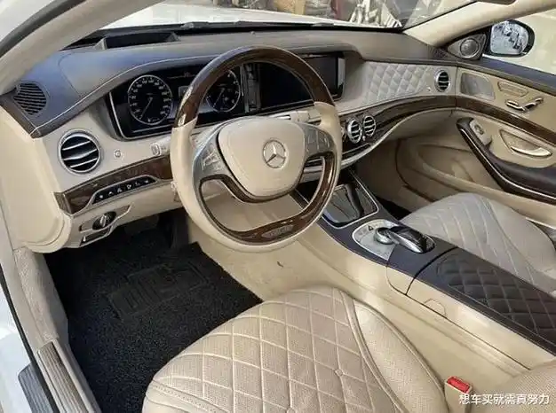 390万的奔驰迈巴赫s600,2015款首代白色定制版,现在90万难卖出