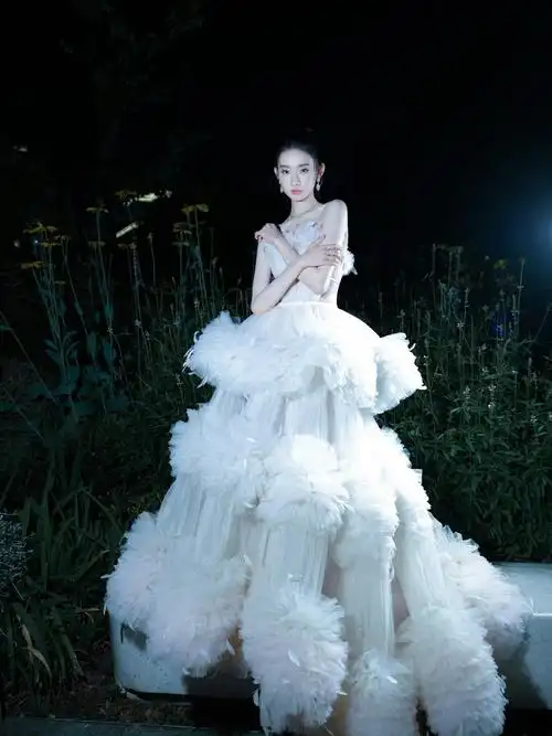 张艺凡微博电影之夜造型大片 白色羽毛抹胸裙好仙……__财经头条