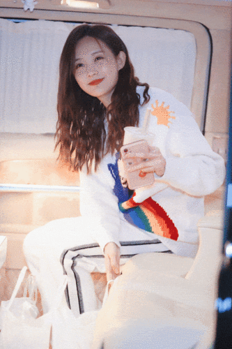 moco情人节预热杨幂吴昕张雨绮李一桐高甜穿搭