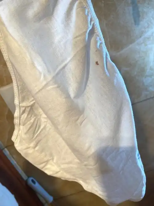 酉点戏一次性内裤拆开准备穿发现血渍